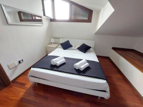 ein Schlafzimmer mit einem Bett mit zwei Kissen darauf in der Unterkunft Casa di Vika in Volta Barozzo