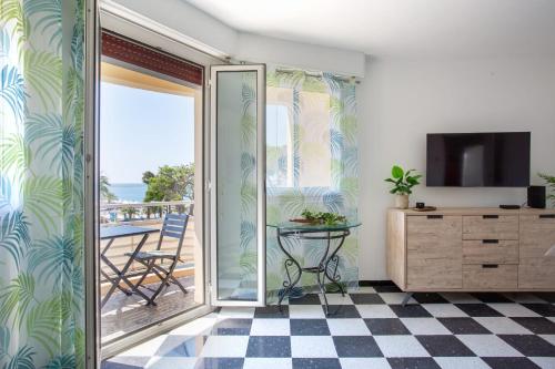 Cette chambre dispose d'une porte coulissante en verre s'ouvrant sur un balcon. dans l'établissement Appartement T2 climatisé vue mer, à Saint-Laurent-du-Var