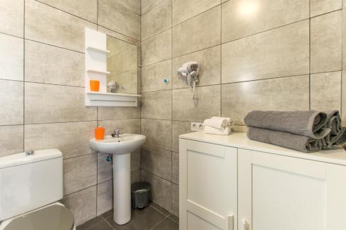 a bathroom with a sink and a toilet at La casita de Aitor; campo y playa en el Médano in El Médano