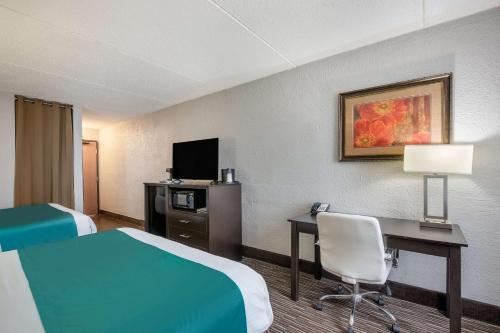 Телевизор и/или развлекательный центр в Best Western Waukesha Grand