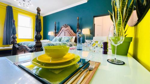 Zimmer mit einem Tisch mit Tellern und einem Bett in der Unterkunft PHOENIX Executive Apart-Hotel in Goole