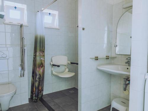 een badkamer met een toilet en een wastafel bij Het Kraaijennest Miva in Uitgeest
