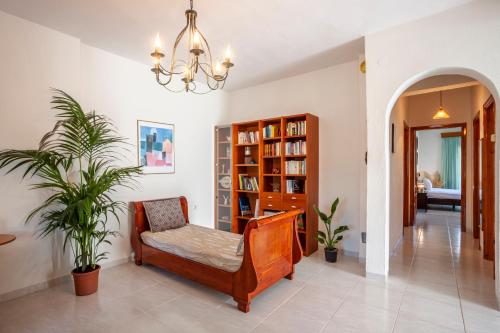 ISTORIA Residence في ستافروس: غرفة معيشة مع كرسي ورف كتاب