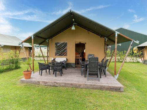Tranquil tent lodge in Zwiggelte with garden