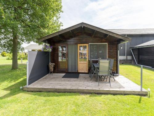 Inviting holiday home in Zwiggelte with garden
