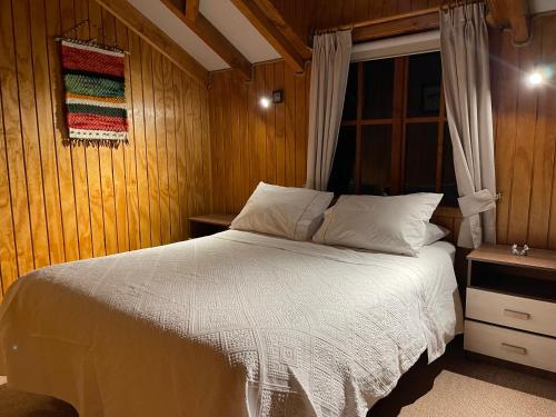 Tempat tidur dalam kamar di LA CABAÑA FISHING LODGE