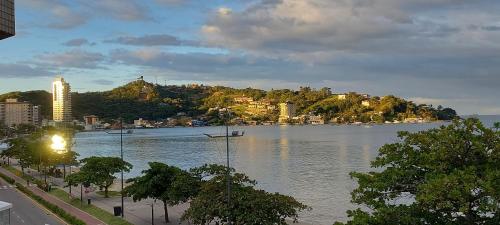a view of a large body of water with a city at Apartamento 3 quartos e 3 sacadas de frente para o mar com visão panorâmica de toda praia de Itapema in Itapema
