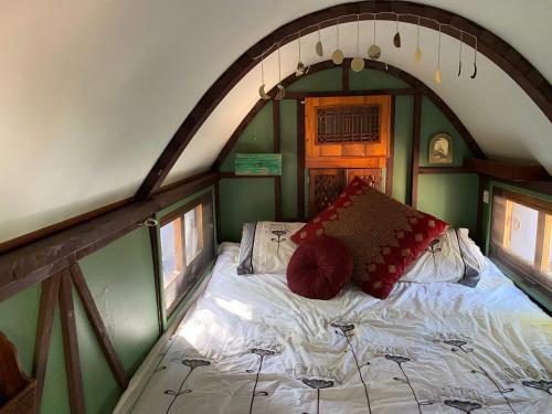 Кровать или кровати в номере Gypsy Van Tiny House with Unique Outdoor Bathroom, WIFI & Firepit