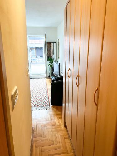 a hallway with a door open to a room at Panda Apartment in Karaburma