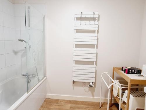 - une salle de bains pourvue d'une douche à l'italienne à côté d'un bureau dans l'établissement Gîte de Charme avec Jardin, Equipé pour Familles et Bébés, à 15km de Dunkerque et 3km de Bergues - FR-1-510-170, à Quaëdypre