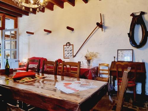 une salle à manger avec une table et des chaises en bois dans l'établissement Gîte familial spacieux avec jardin privatif, proche mer, équipements bébé, ping-pong, cheminée - FR-1-510-171, à Quaëdypre