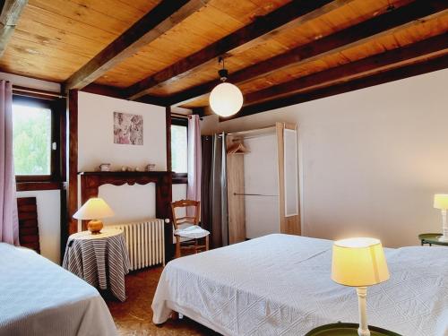 Posteľ alebo postele v izbe v ubytovaní Gîte familial spacieux avec jardin privatif, proche mer, équipements bébé, ping-pong, cheminée - FR-1-510-171