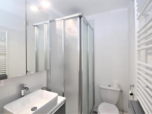 une salle de bain avec une douche, des toilettes et un lavabo dans l'établissement Charmant T2 à Banyuls-sur-Mer avec jardinet, parking, et proche plage - FR-1-309-260, à Banyuls-sur-Mer