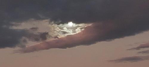 a cloudy sky with the sun in the middle at Apartamento de Cobertura frente para o mar Itapema in Itapema