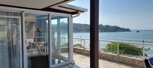 a balcony of a house with a view of the ocean at Apartamento de Cobertura frente para o mar Itapema in Itapema