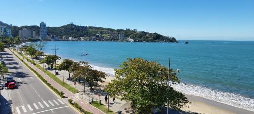 a view of a beach next to the ocean at Apartamento de Cobertura frente para o mar Itapema in Itapema
