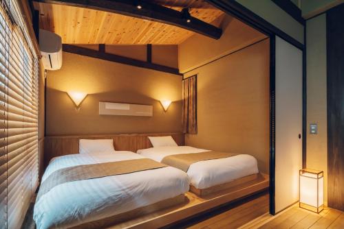 京都市にあるSomeno House Kyoto Dog Friendlyの部屋にベッドが2つある寝室