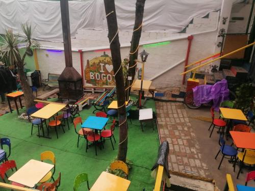 an overhead view of a classroom with tables and chairs at Hostal Gastro Bar Casa Colibrí in Bogotá