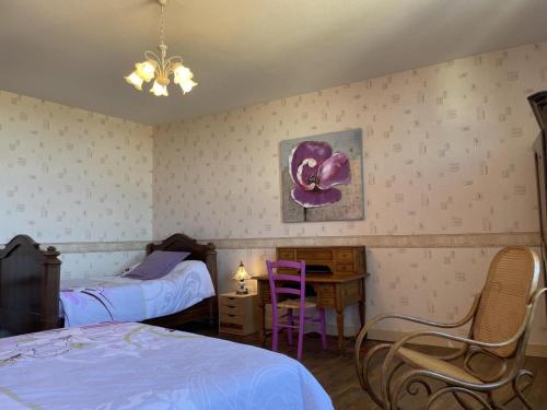 Postel nebo postele na pokoji v ubytování Gîte familial 18ème siècle avec jardin et animaux admis - FR-1-489-387
