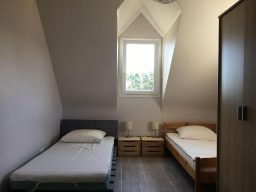 2 camas en una habitación con ventana en Maison Bangor, 3 pièces, 4 personnes - FR-1-418-192, en Bangor