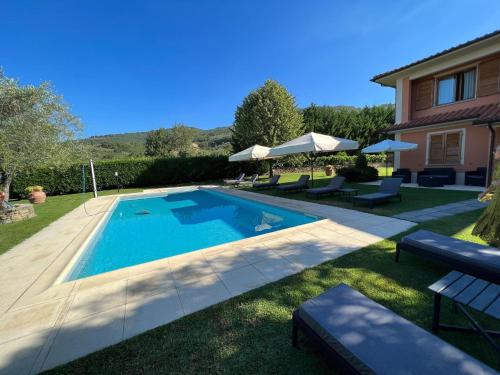 una piscina en el patio trasero de una casa en Belvilla by OYO Villa a Loro Ciuffenna, en Loro Ciuffenna