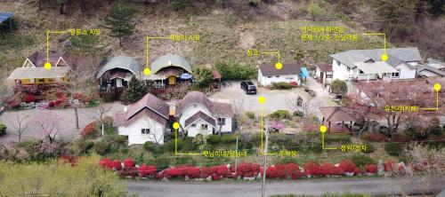 uma vista aérea de uma casa com números amarelos em White House Over Hill em Yangyang