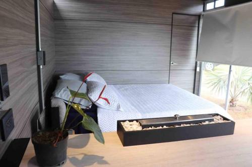 Llit o llits en una habitació de TINY HOUSE , frente al lago