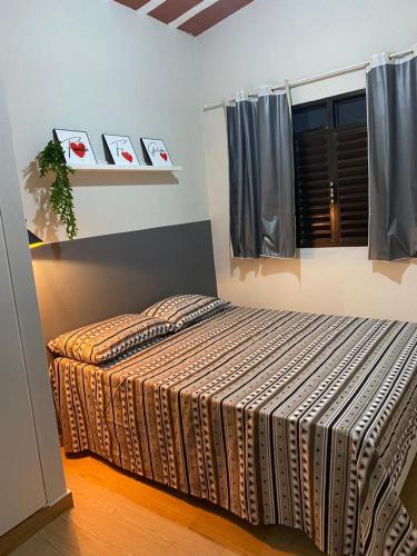 a bedroom with a bed in a room at MAR DOCE LAR - Praia de Sossego in Sao Francisco do Itabapoana