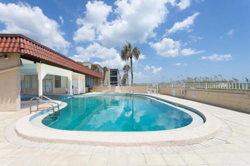 Bazén v ubytování Jacksonville Beach Costa Verde 2319-102 nebo v jeho okolí
