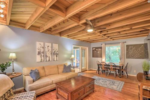 uma sala de estar com um sofá e uma mesa em Roamer's Respite - A Prime Location with Scenic Views For Your Ultimate Retreat em Sylva