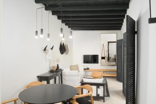 un soggiorno con soffitto nero e tavolo di Icos village house a Hersonissos