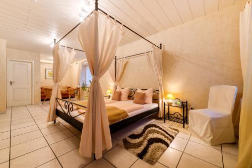 Een bed of bedden in een kamer bij Moselhotel Ludwigs