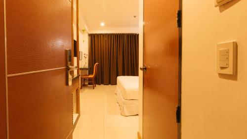 Gallery image of Guijo Suites Makati - Quarantine Hotel in Manila