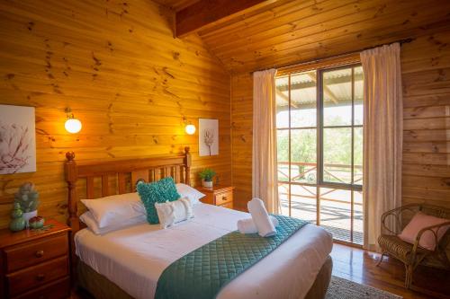 Postel nebo postele na pokoji v ubytování Silky Oak Cottage & Studio