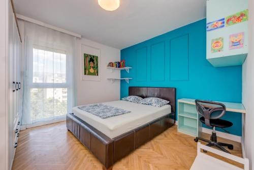 Modern 90 m2 apt with balcony w the sea view