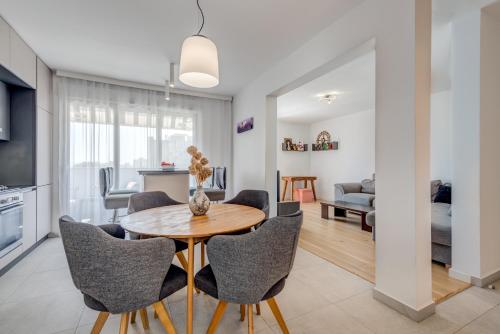 Modern 90 m2 apt with balcony w the sea view