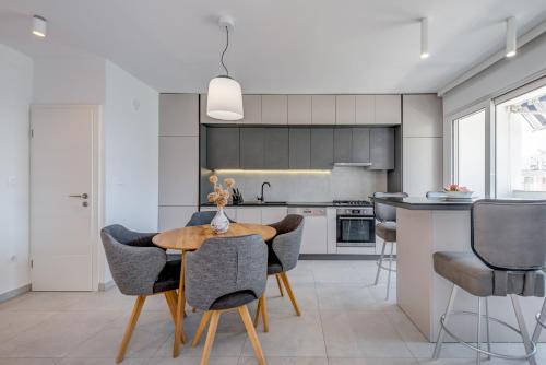 Modern 90 m2 apt with balcony w the sea view