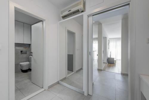 Modern 90 m2 apt with balcony w the sea view