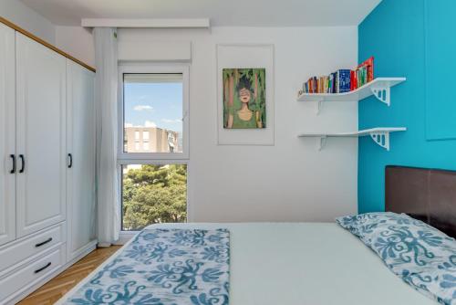 Modern 90 m2 apt with balcony w the sea view