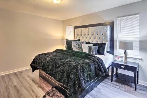 מיטה או מיטות בחדר ב-South Jackson Corporate Retreat 6 Mi to Dtwn