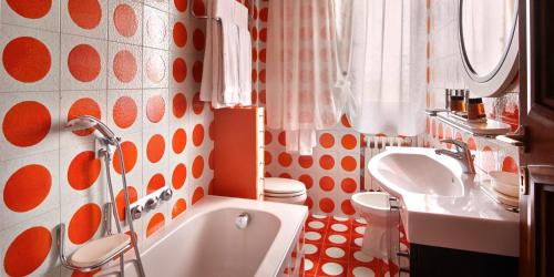 a bathroom with a toilet and a sink and a tub at La Dimora Del Bassotto in San Giuliano Terme