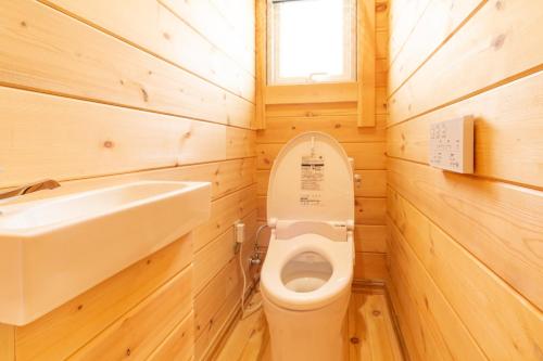 a small bathroom with a toilet and a sink at レジーナ石垣ログテリアⅡ in Hirakubo
