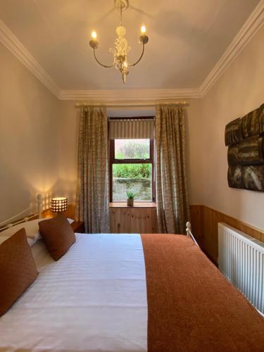 Un dormitorio con una cama grande y una ventana en Pass the Keys Beautiful Apartment - Outstanding Central Location, en Dumfries