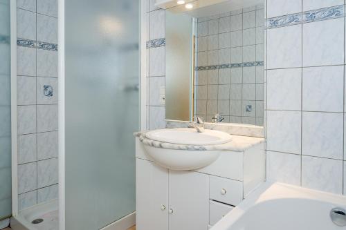 a bathroom with a sink and a mirror at Les Mouflons in La Chapelle-dʼAbondance