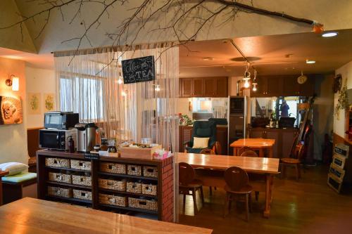 Guest House Moshiripa في واكاناي: مطبخ وغرفة طعام مع طاولة وكراسي