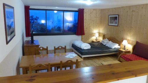 a room with a table and a bed and a dining room at Grand studio 6 pers. Super Besse, Résidence *** in Besse-et-Saint-Anastaise