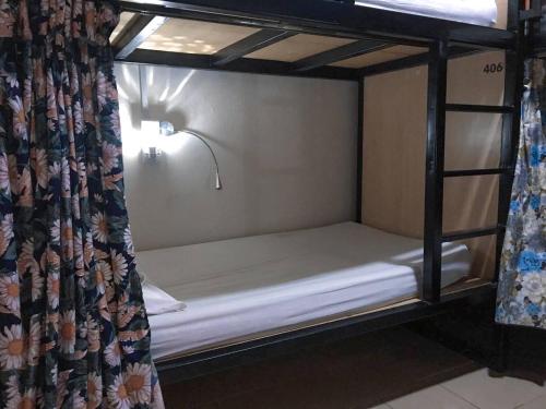 Двухъярусная кровать или двухъярусные кровати в номере H2 Segama Backpacker
