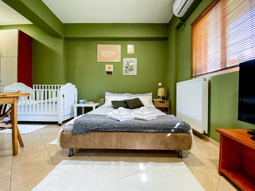 Llit o llits en una habitació de Μικρό διαμέρισμα της Αγγελικής με αυλή και parking