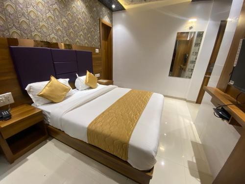 1 dormitorio con 1 cama grande y TV en Hotel BKC CROWN - Near Trade Centre, Visa Consulate en Bombay