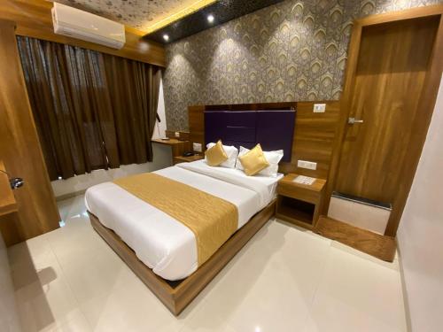 Hotel BKC CROWN - Near Trade Centre, Visa Consulate في مومباي: غرفة نوم بسرير كبير في غرفة